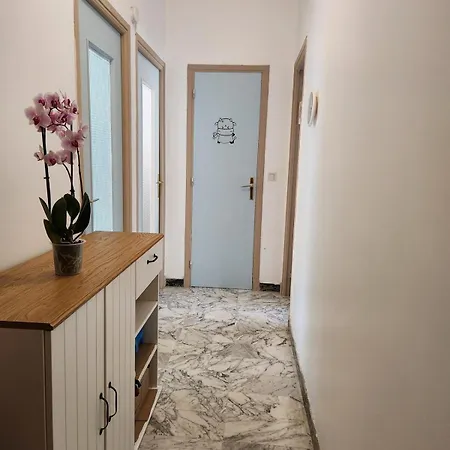 Air-conditioned Near Sea 4-6 People Apartment